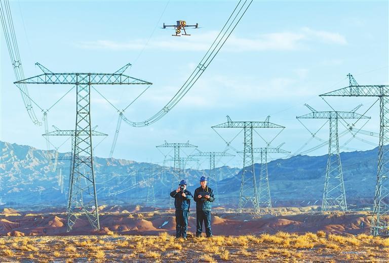 二月十二日，国网张掖供电公司工作人员在甘州区合黎山区对特高压直流工程输电线路开展巡检。 新甘肃&middot;甘肃日报通讯员　杨潇