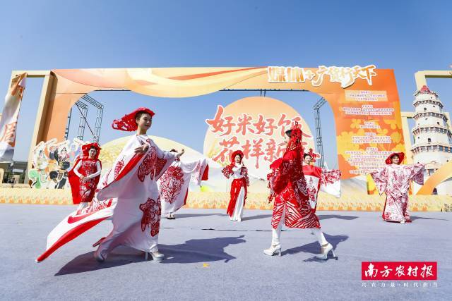 剪纸服装模特表演。