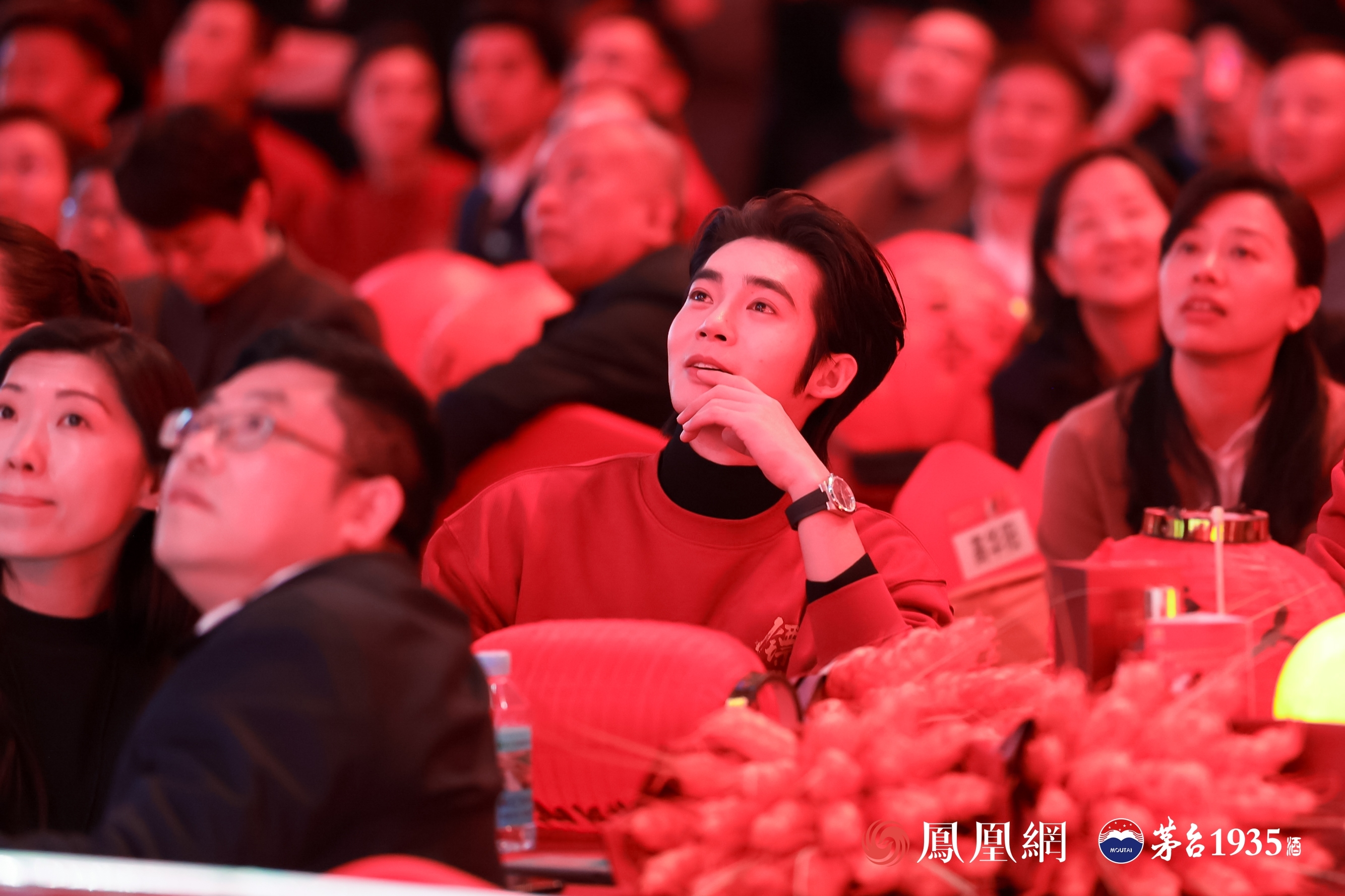 于适专注观看舞台。