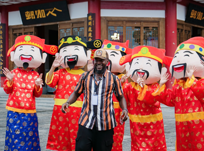 五显庙文旅街区“财神”IP吸引游客打卡合影