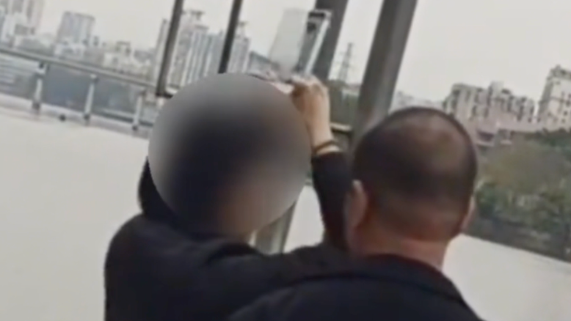 多人往河道“放生”亚克力板，广东佛山当地：属实，但投放位置不是珠江，清淤时会打捞，将加强巡查