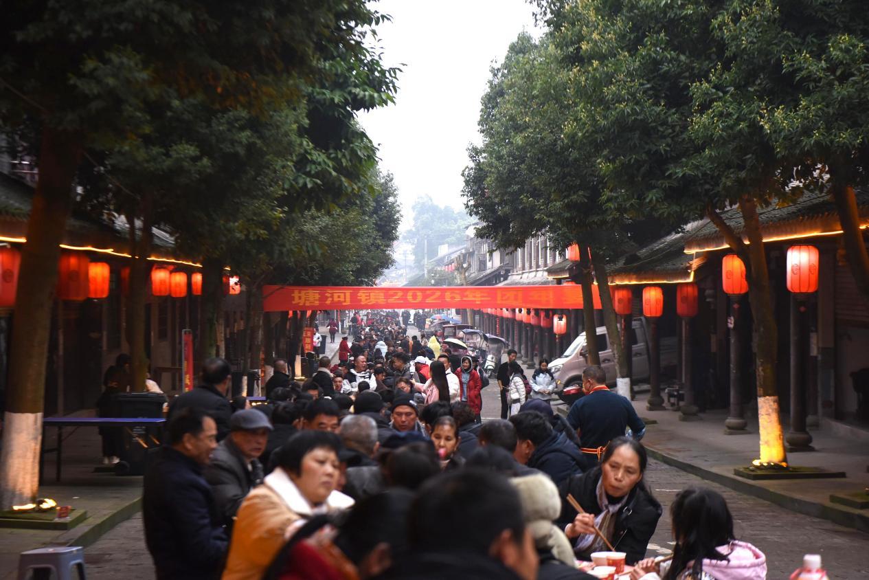 塘河百桌团年宴 朱邹 摄