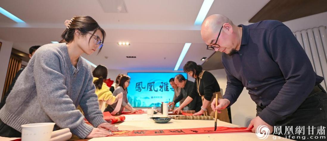 书法家们在“凤凰雅集”挥毫泼墨，凤凰网甘肃频道职员感受中华传统文化魅力。