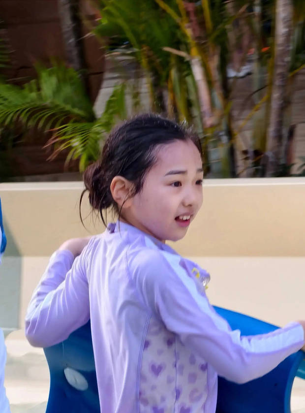 小酒窝笑容灿烂，心情愉悦。