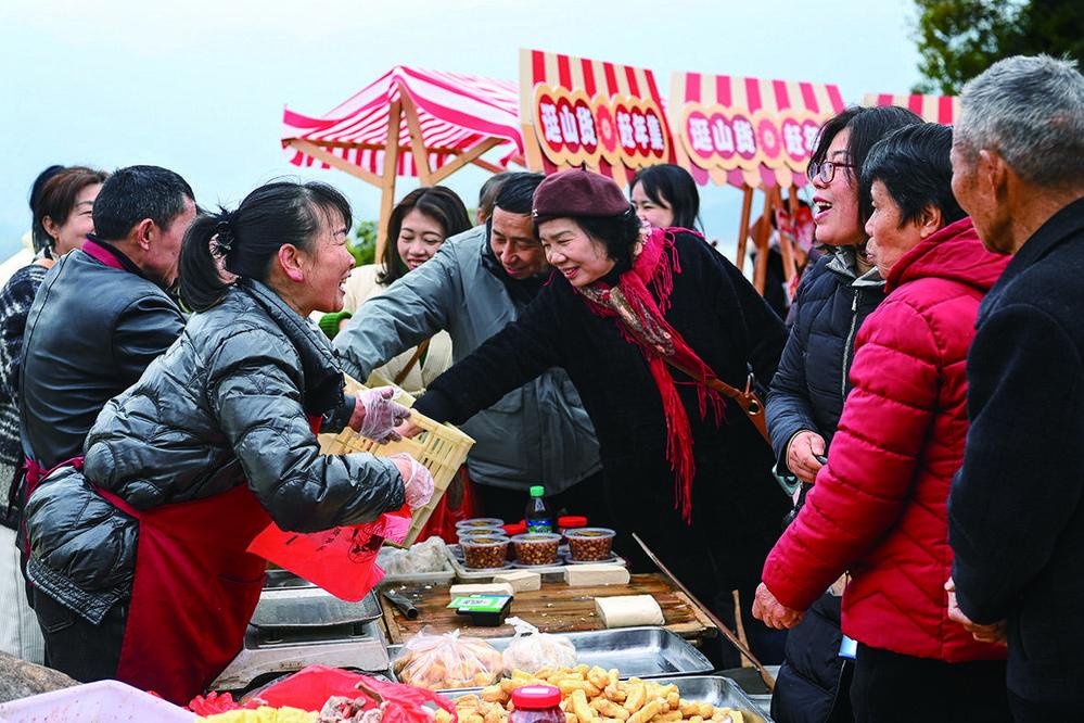 游客在选购特色农产品。