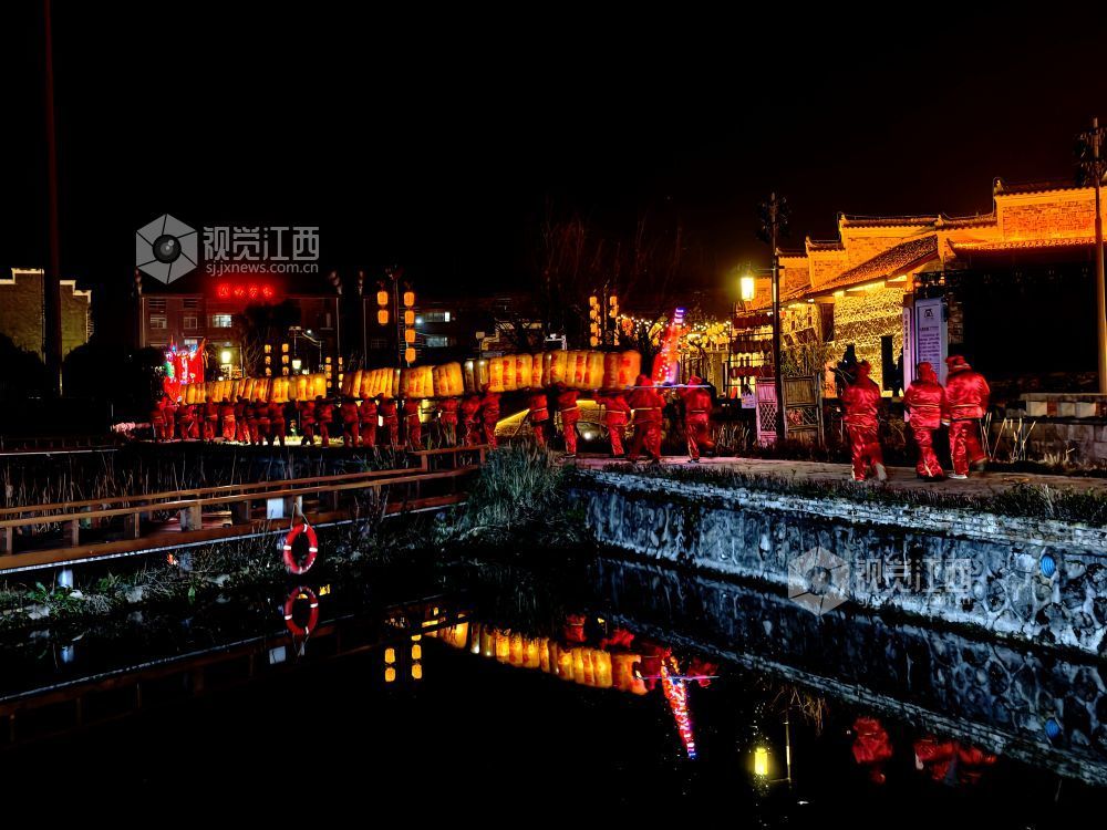 江西分宜：百米板凳龙闹新春（图）