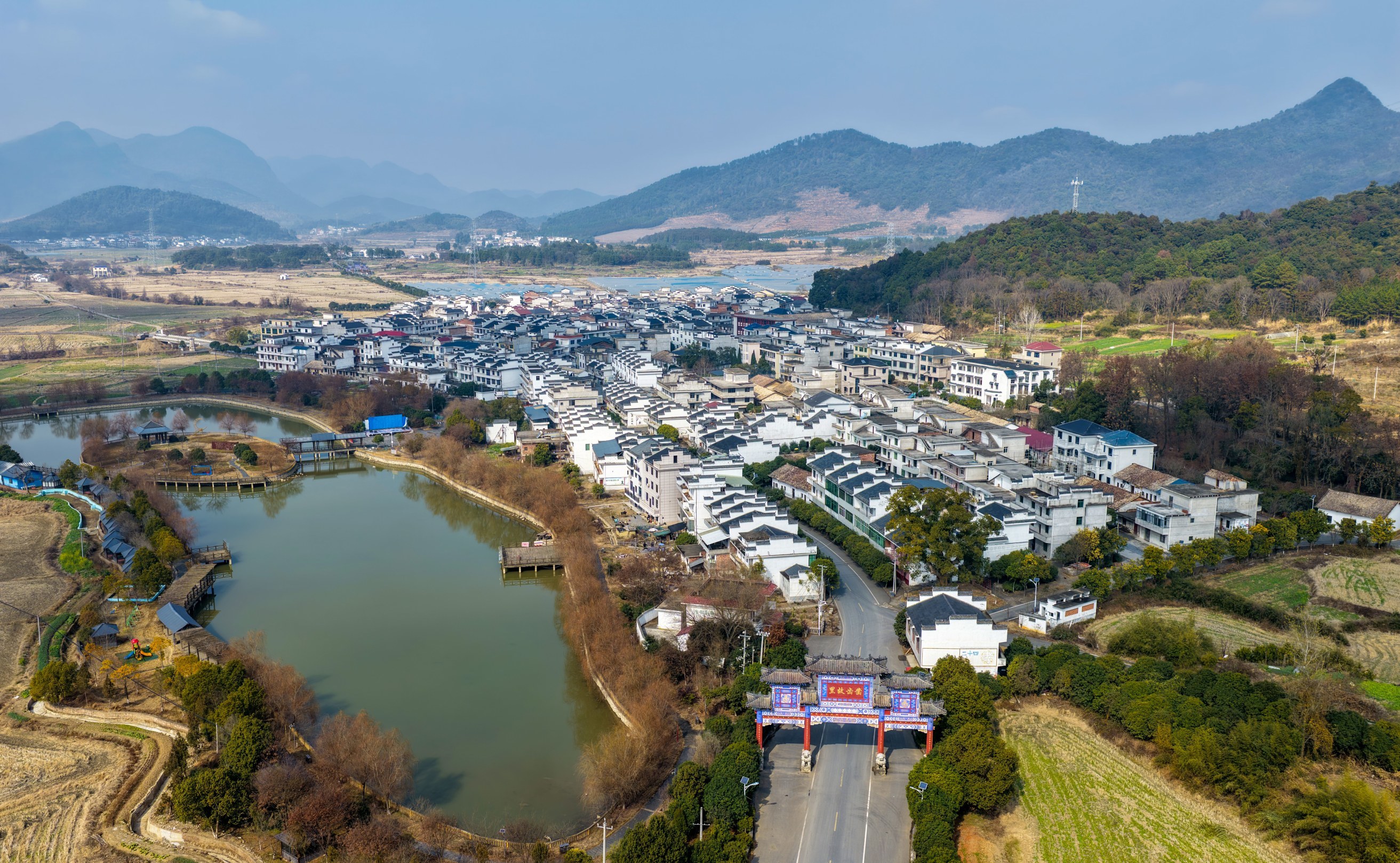 千年古村展新颜，仙女湖白梅村田园与民居相映成趣