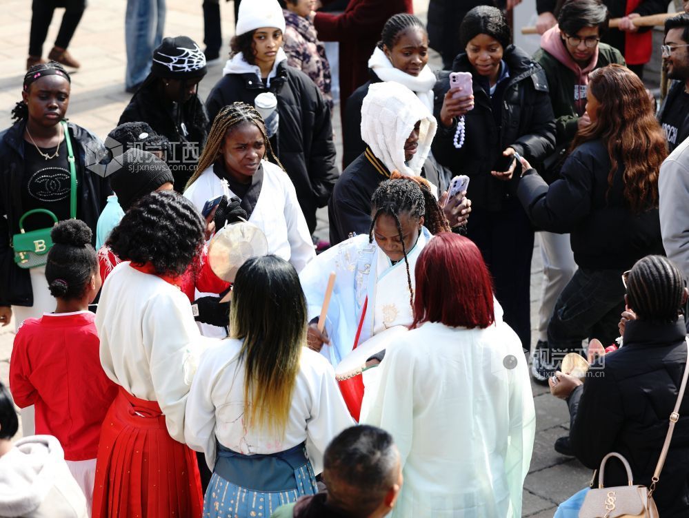 江西分宜:外国留学生体验民俗感受年味(图)