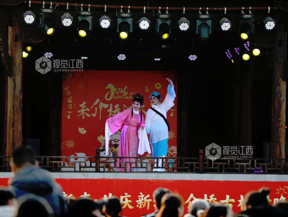 江西分宜:古村村晚贺新春(图)