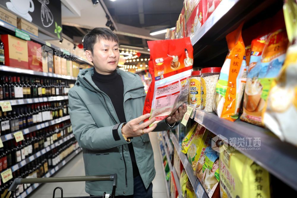 2026年2月13日,江西省吉安市峡江县一大型商超内,市民在选购年货。