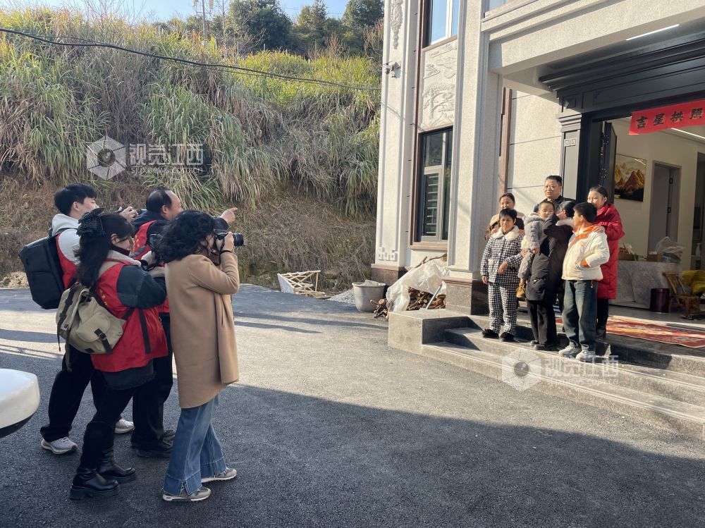 新春将至，年味愈浓。2月8日，江西省萍乡市上栗县鸡冠山乡秋江雅苑安置区开展迎新春群众文化活动，为流源水库第一批搬迁安置群众送上浓浓年味，让大家在新居感受团圆暖意与新春的喜悦。