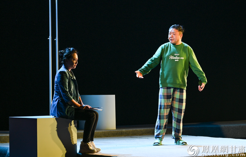 主演张钢(右)与常乐演绎家庭育儿纷争