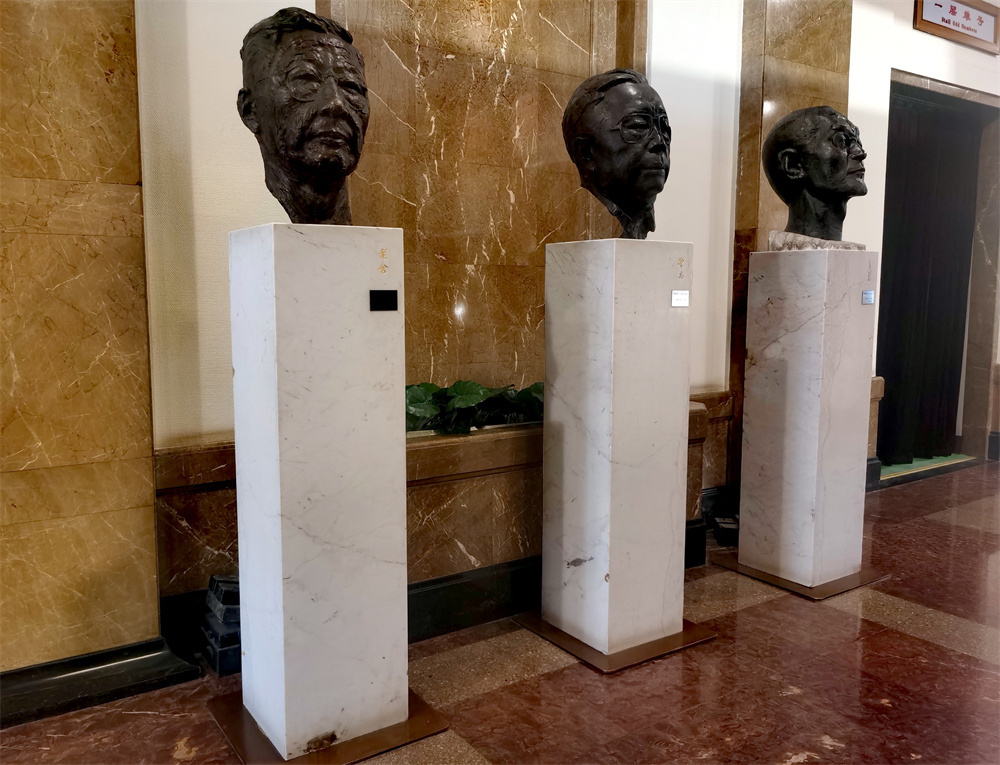 首都剧场大厅内陈列的老舍（左）、曹禺、焦菊隐头像。澎湃新闻记者 王诤 图