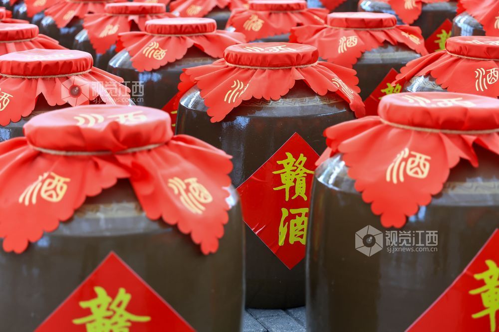 2月7日上午，赣酒文化园开园暨洞藏馆开馆仪式在江西吉安市新干县金果世界景区隆重举行，标志着这座集生产、文化、体验、度假于一体的酒文旅融合标杆项目全面迎客。