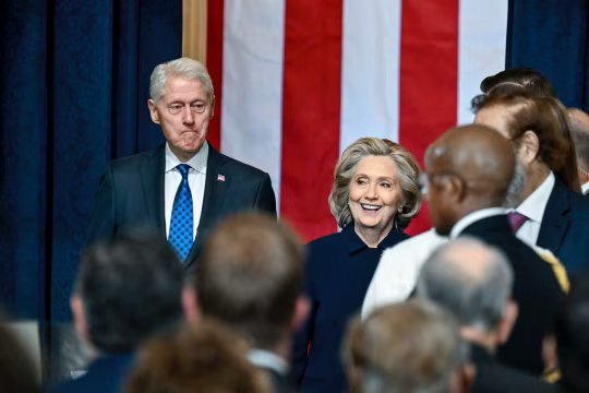 ▎2月3日,克林顿夫妇在美国国会现场就爱泼斯坦案参与听证会,并同意分别在26日、27日宣誓进行视频证词。图源:The Wall Street Journal