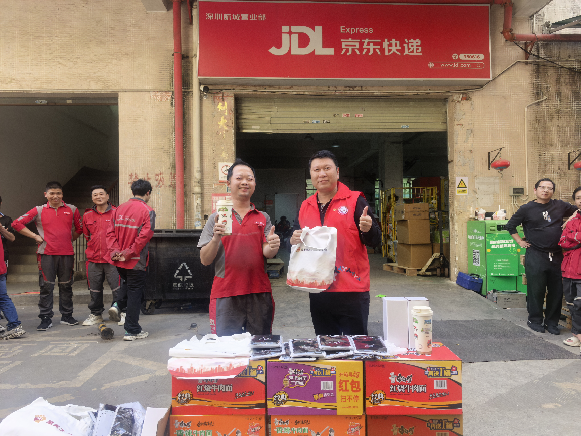 新春慰问暖人心 致敬城市奔波人——河西社区春节前走访慰问新业态新就业群体