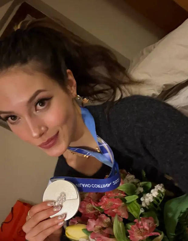 搜狐娱乐讯 2月11日，谷爱凌在夺得银牌后发文：“感谢所有支持我的朋友们。”