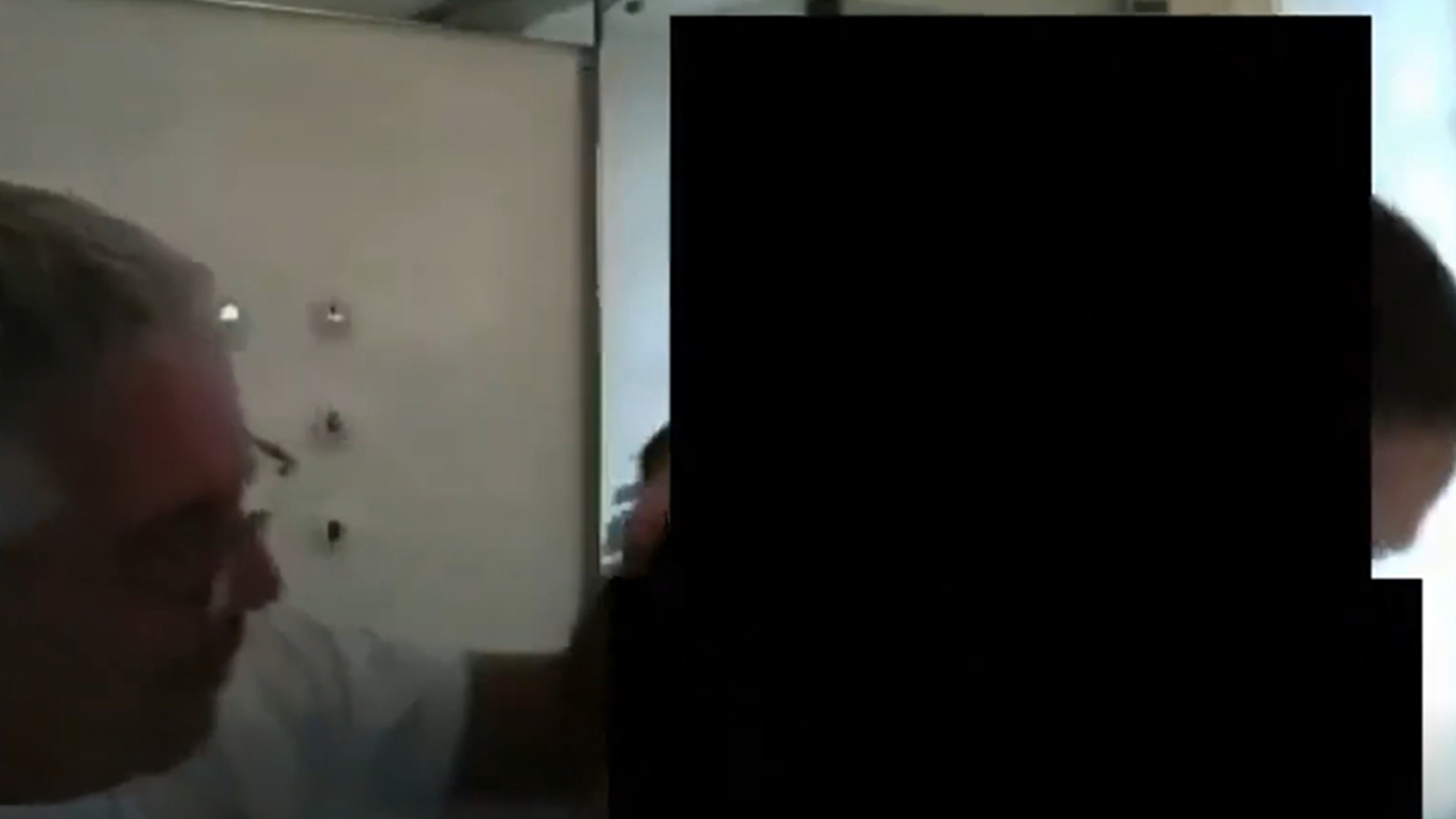 爱泼斯坦“羞辱性”展示女孩视频曝光：女孩局促不安，疑遭不当触摸