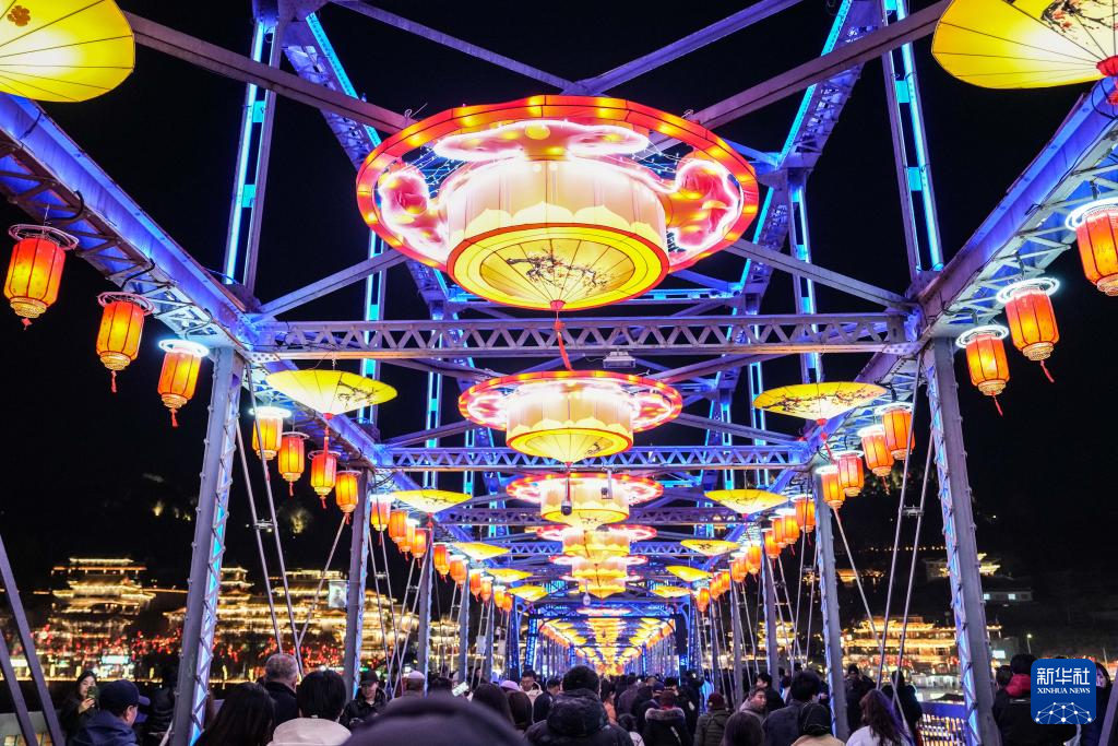 这是2月10日在兰州市城关区拍摄的兰州黄河铁桥中山桥新春灯饰　新华社记者　郎兵兵　摄