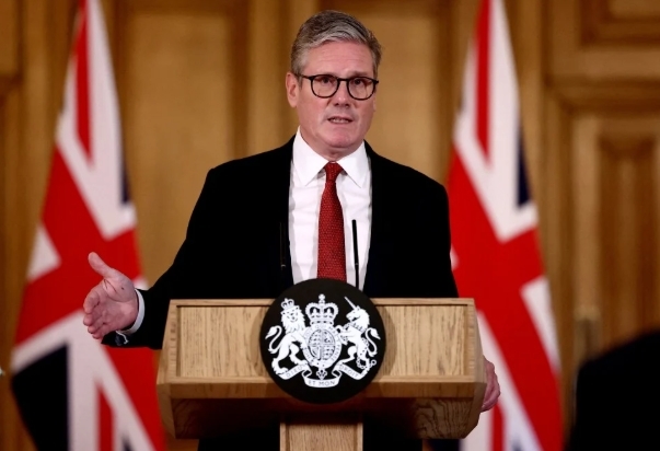 英首相拒绝下台:一息尚存,就会继续战斗