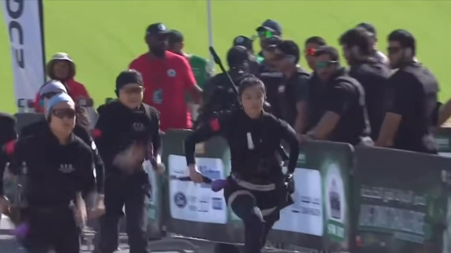 这么猛还那么萌！阿联酋特警挑战赛，中国特警女队狙击手成恬伊，实力与颜值并存