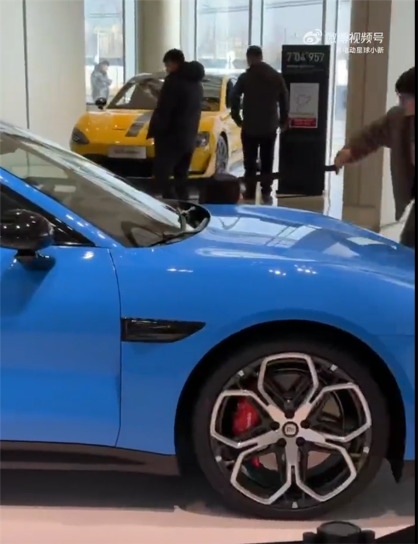 新一代小米SU7已到店 卡布里蓝车身夺目：一眼就能认出
