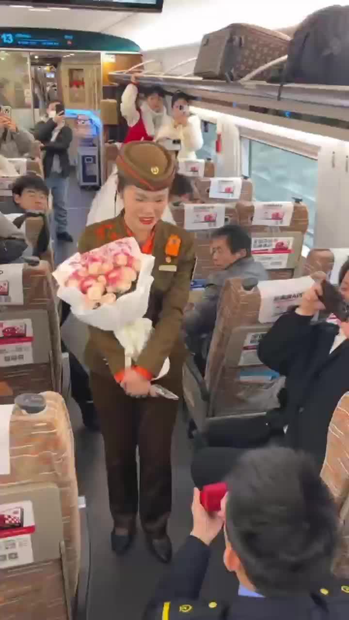 春运车厢变求婚现场，列车长戴完戒指就投入工作