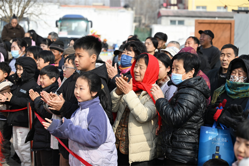 2月10日，观众在隆尧县千户营村文化广场观看“村晚”演出。