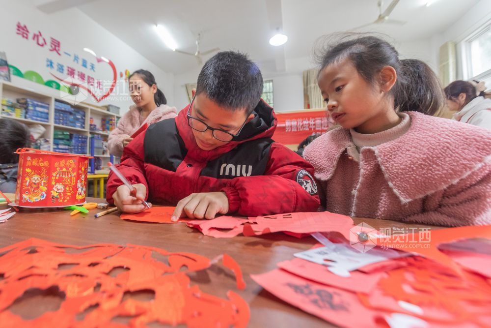 孩子们在纸上绘制图案。