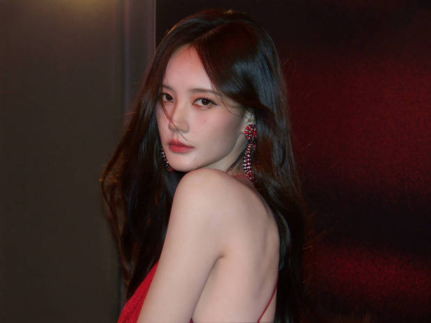 李一桐后背线条优美。