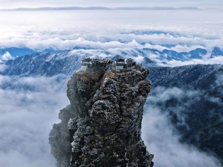 冬日银装素裹的梵净山