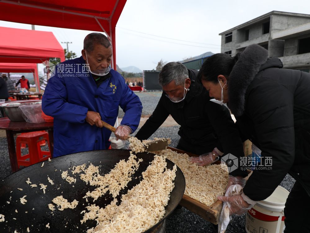 江西分宜：炸丸子切米糖 烟火气里迎新春（图）