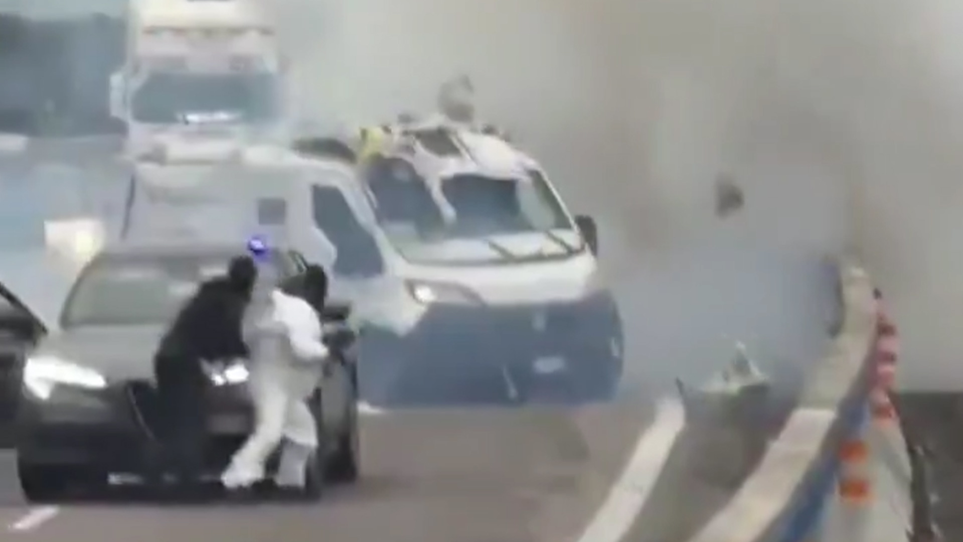 不是拍电影！意大利劫匪手持步枪伏击运钞车，用炸药炸开车子实施抢劫