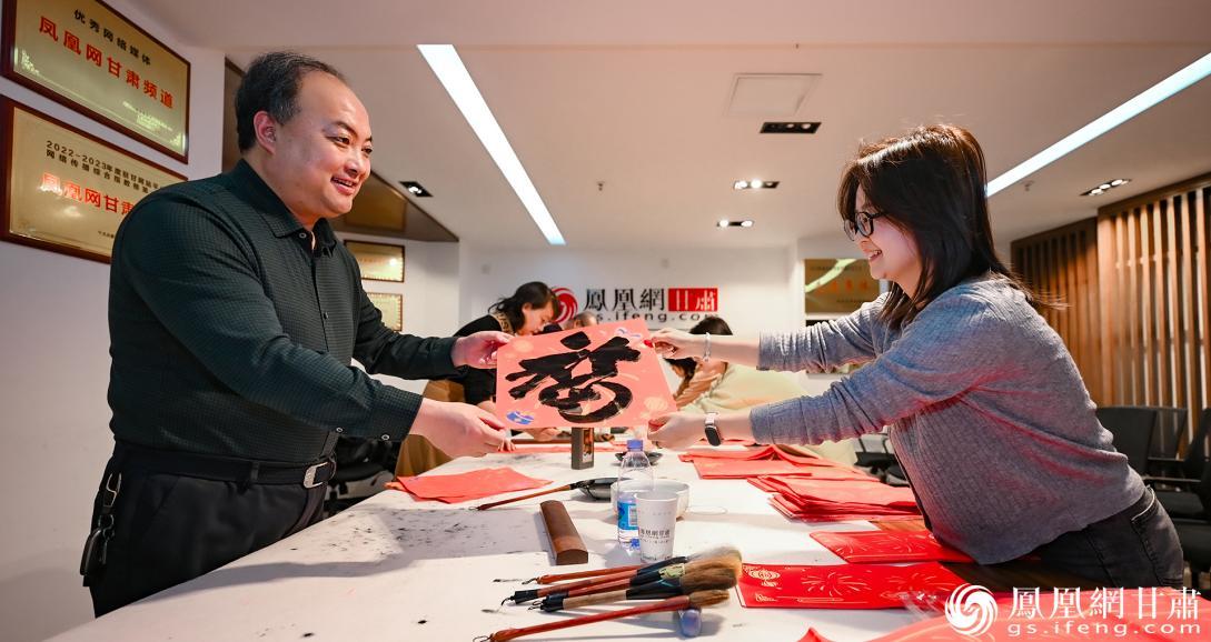 书法家笔下苍劲有力的字体散发浓浓墨香