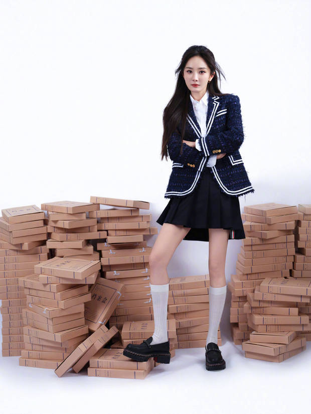 杨幂身材高挑，双手抱胸，气场全开。