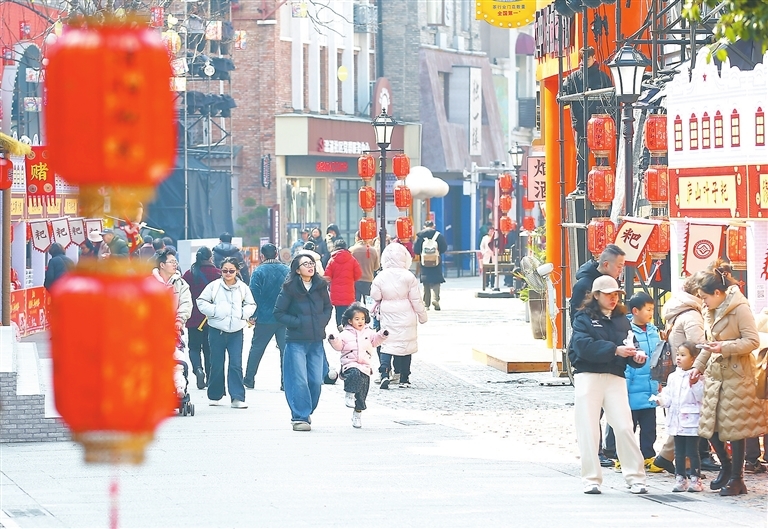 九江：灯笼点缀 年味更浓（图）