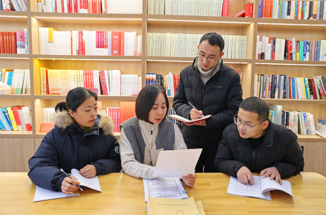 九江市柴桑区纪委监委通过以案代训等方式抓实干部能力素质建设，图为纪检监察干部围绕案件审理中的事实证据标准等内容展开研讨。 宋杰 摄