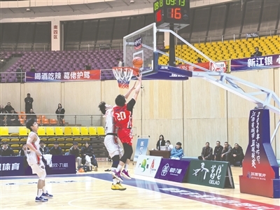 2026年江西省城市篮球联赛常规赛第八轮，鹰潭队（红）与南昌队（白）在篮筐下上演精彩攻防对决。