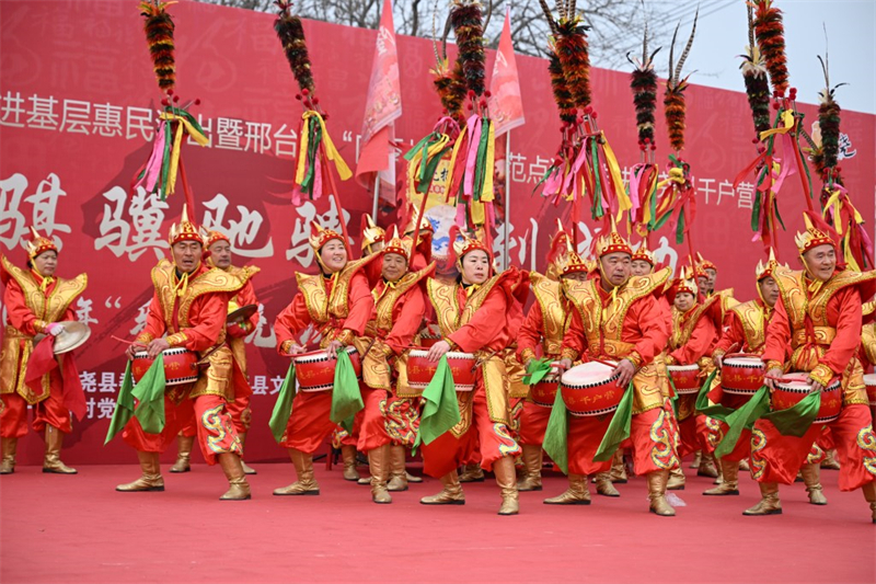 2月10日，隆尧县千户营村民在“村晚”现场表演国家级非遗项目隆尧招子鼓。
