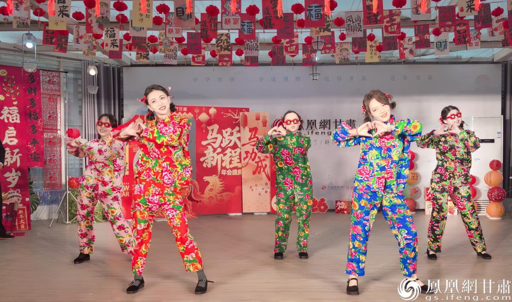 凤凰女孩们用热情舞步送出新年美好祝愿　王岳　摄