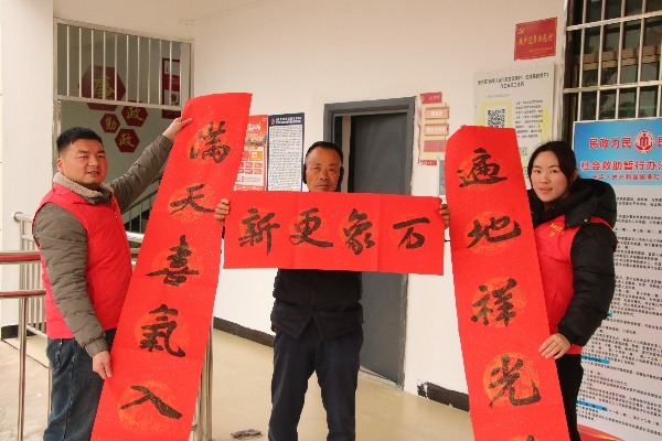 江西东乡：写春联 送祝福