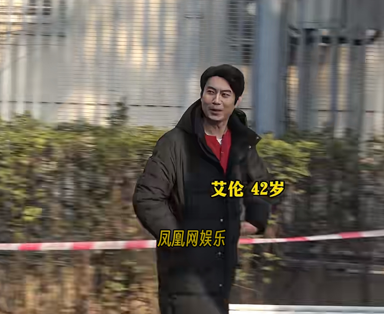 艾伦现身2026央视春晚第三次联排,大方和大家问好超亲切。