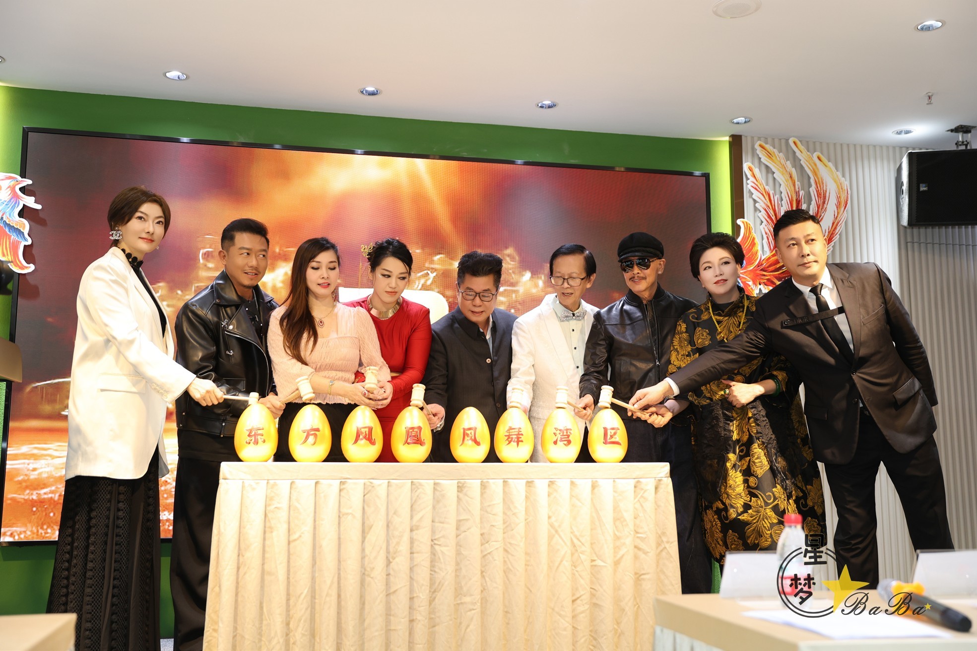 出席含：郑锦辉（香港资深传媒人、明星经纪人及演唱会出品人）；许钜池（中联财富集团董事局主席）；朴卜（深圳市奥莱海拍优选贸易有限公司合伙人）；毛钰焕（世界妇女发展联盟会长）；杜燕歌（中国香港演员）；天宥（中国台湾音乐人）；东方凤凰组合——陈昭昭(中国香港演员、棉兰老岛皇室公主)及陈安麒(中国香港艺人及歌手、中泰混血女神）