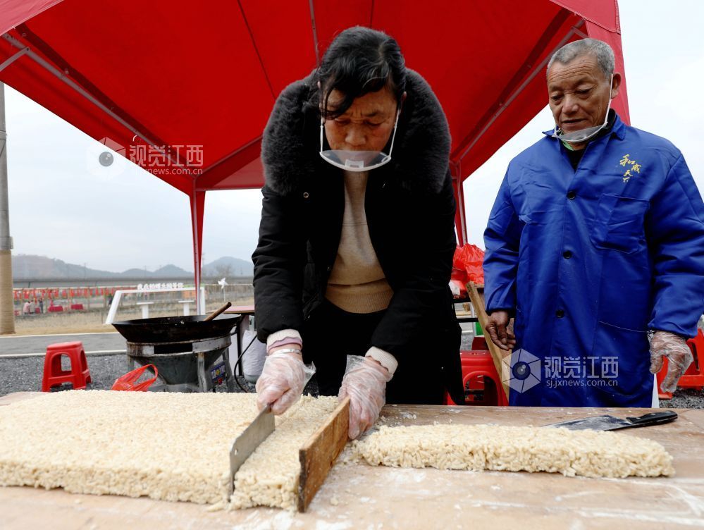 江西分宜：炸丸子切米糖 烟火气里迎新春（图）