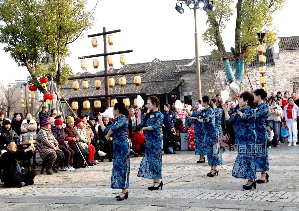 江西分宜:古村村晚贺新春(图)