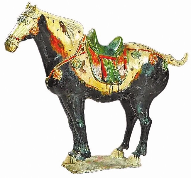 唐代三彩黑釉马。洛阳博物馆供图