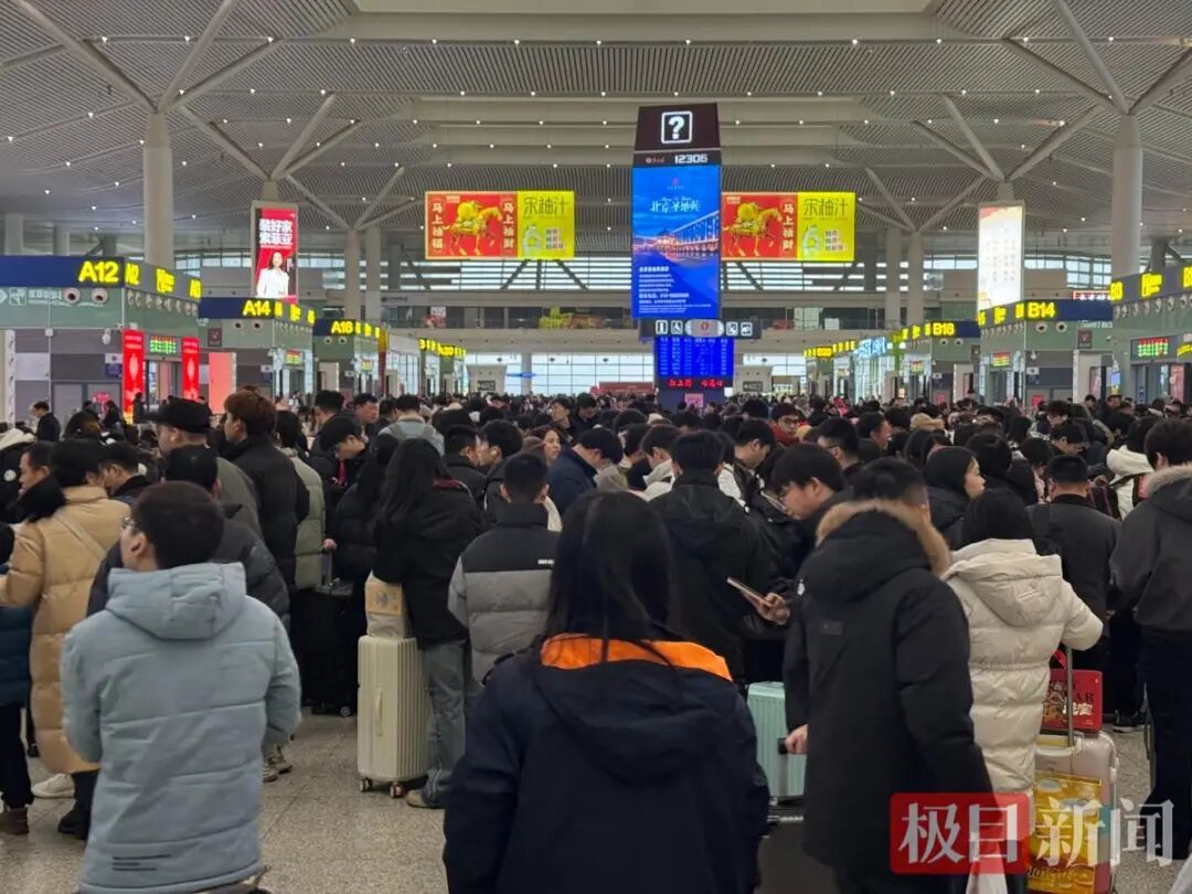 南昌西站挤满了春运旅客
