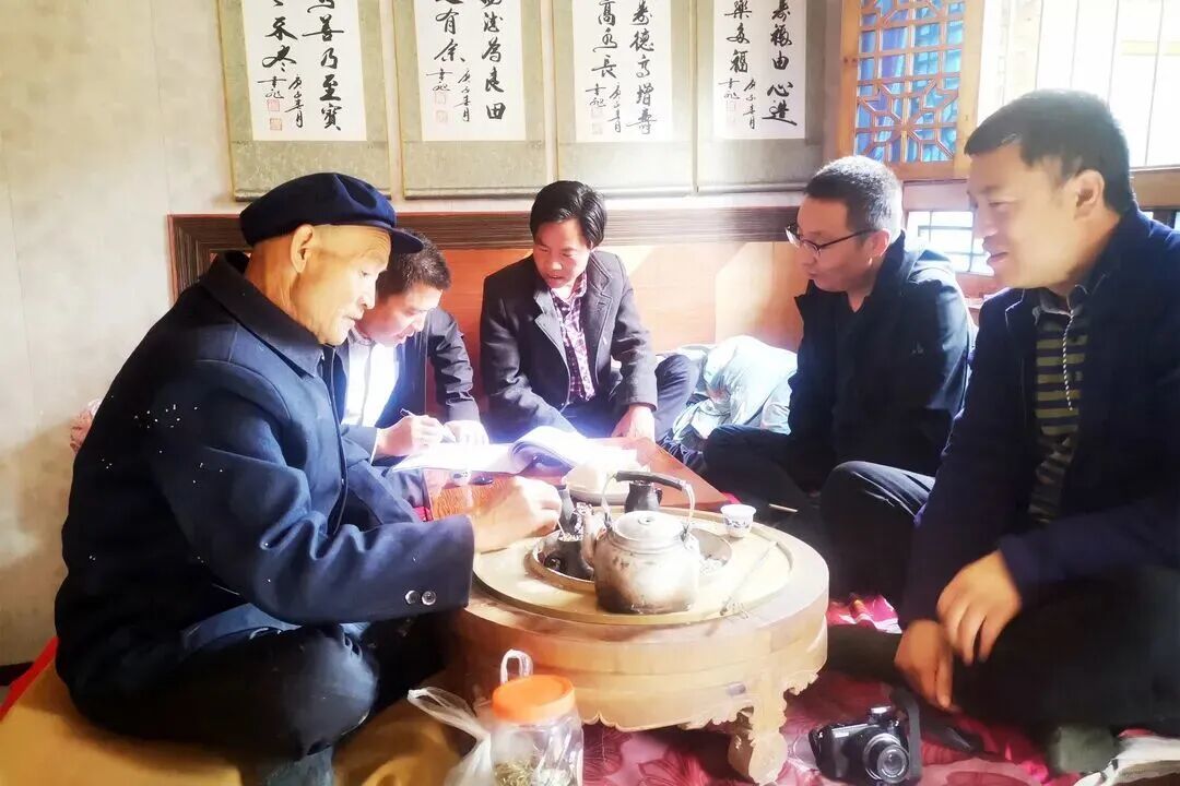 左起西和县羊皮扇鼓师傅李贯贯、西和县民协副主席王力、西和县羊皮扇鼓师傅豆三成、西和县民协副主席张杰以及沈文辉在一起采录