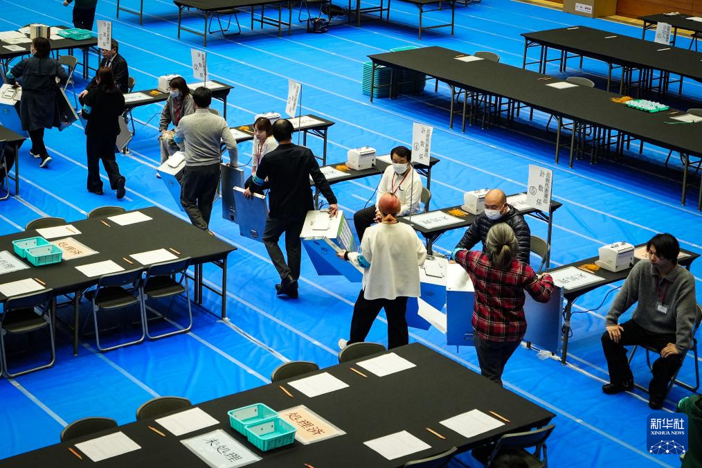 2月8日,在日本东京,工作人员在一处计票站内工作。新华社记者 贾浩成 摄