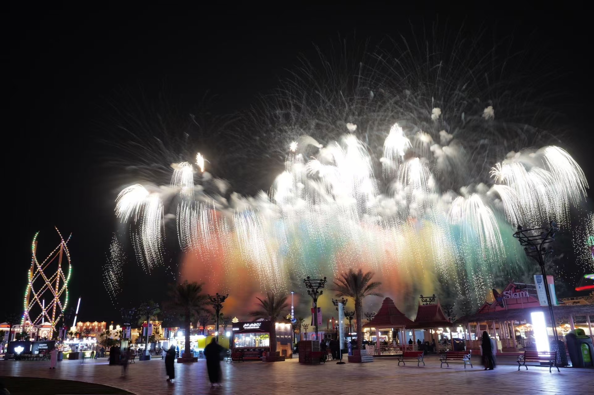 浏阳烟花绽放阿布扎比夜空 湖湘文化点亮阿联酋新春